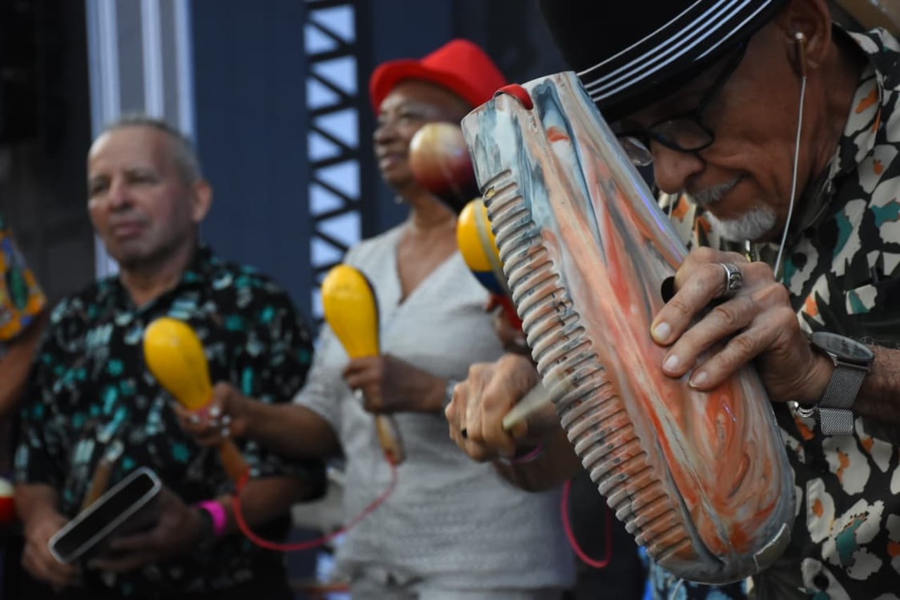 caleños y visitantes se dejaron llevar por el sonido de la salsa clásica durante la apertura del Encuentro de Melómanos y Coleccionistas.