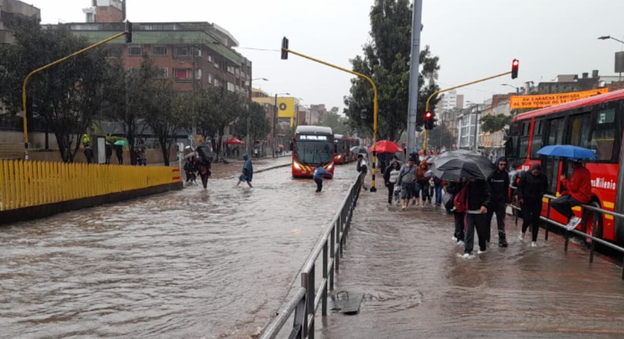 Reportan inundaciones y encharcamientos en varias vías de la ciudad.