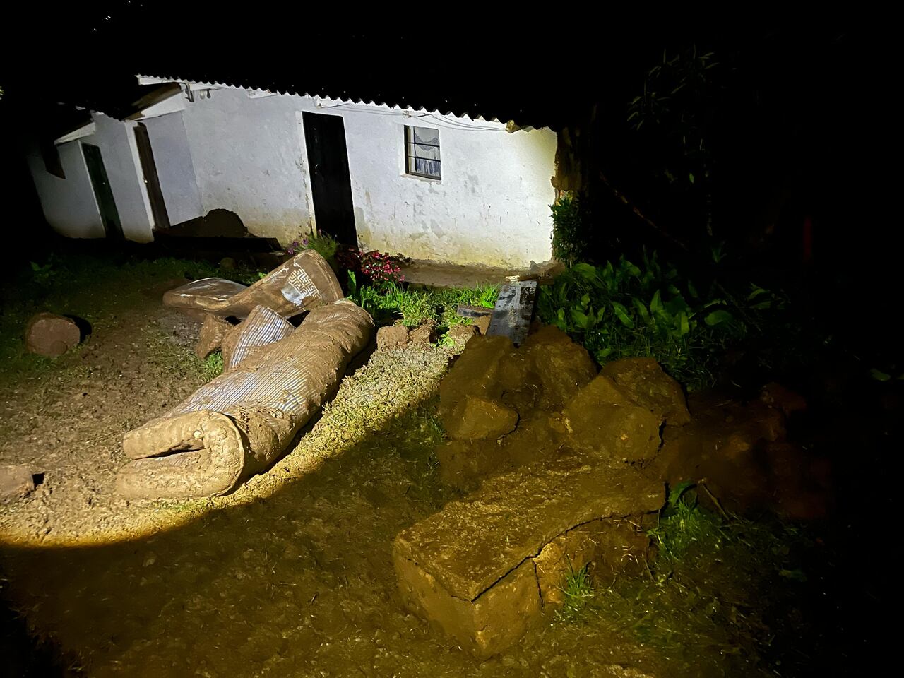 La comunidad del corregimiento de El Rosal fue la encargada de confirmar la trágica noticia de la muerte de la pequeña, quien se encontraba en su lugar de habitación al momento del deslizamiento.