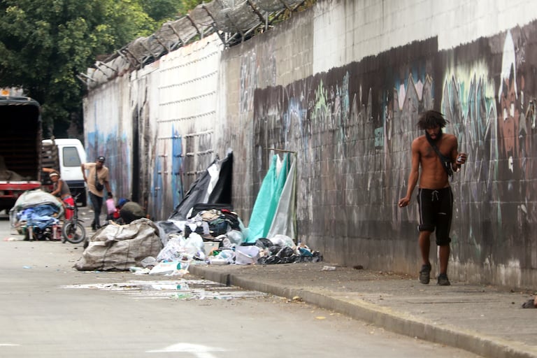 El País denuncia, los vecinos del barrio Bretaña se quejan por la llegada de habitantes de calle a su barrio lo que ha aumentado la inseguridad y las basuras en el sector.