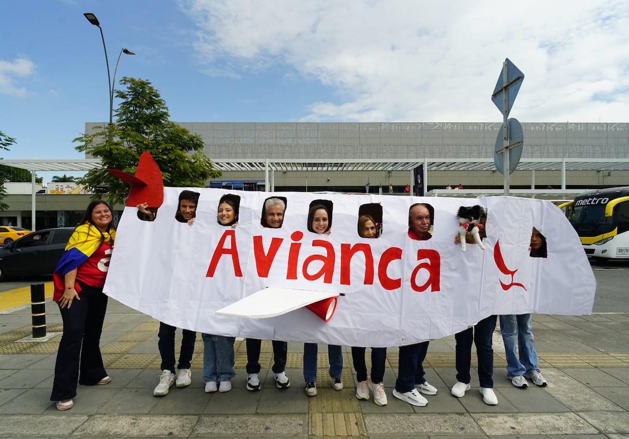 Familia de avión de cartón de Avianca recibieron viaje real por parte de la aerolínea.