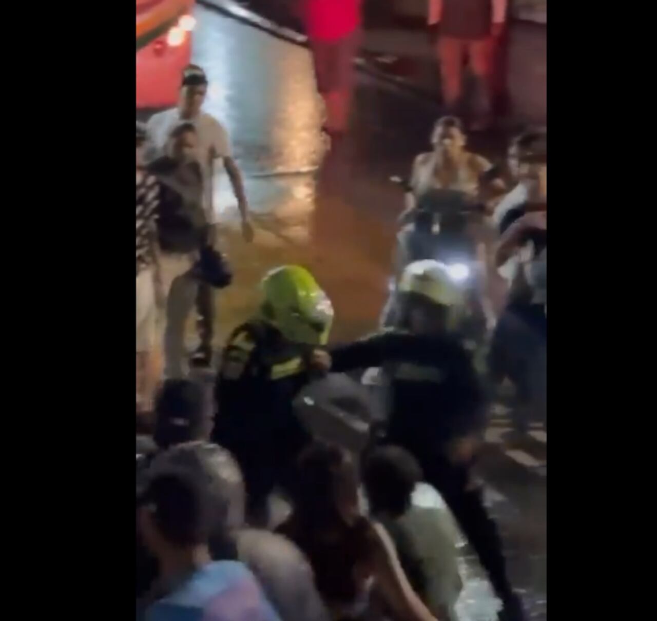 Policía fue agredida por comunidad en Bello, Antioquia.