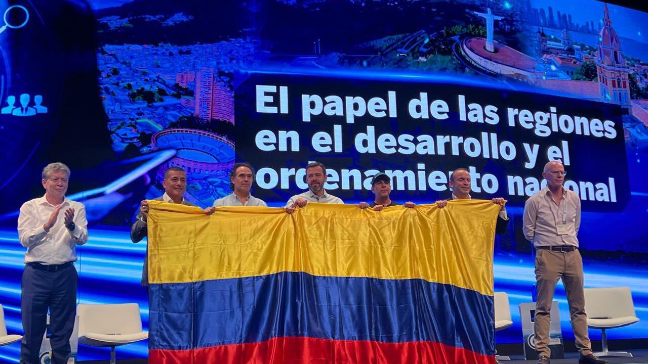 Alcaldes de cinco capitales sorprendieron en el Congreso de la Andi con un mensaje simbólico que desató ovaciones.