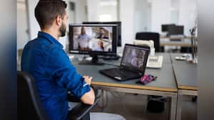 Expertos recomiendan realizar ejercicios para evitar complicaciones de salud en las piernas cuando se pasa mucho tiempo sentado. Foto: Gettyimages.