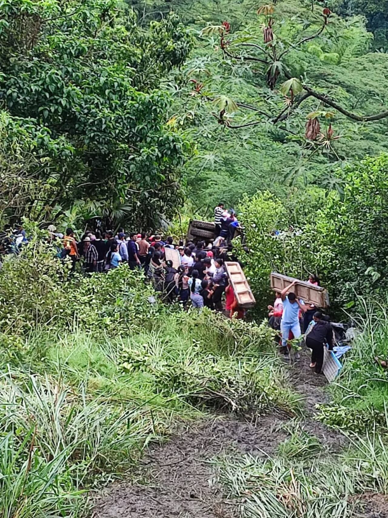 La comunidad también se ha hecho presente para ayudar en las labores de rescate.