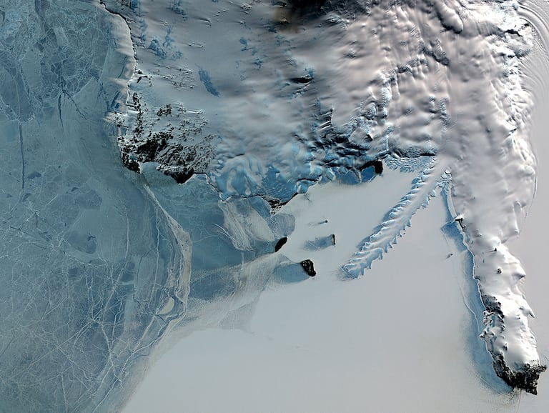 Una imagen del satélite Terra muestra la lengua de hielo Erebus sobresaliendo a 12 kilómetros de la costa de la isla Ross hacia las aguas heladas del estrecho McMurdo en la Antártida.