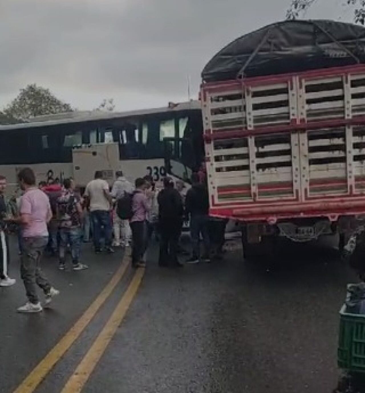 Un accidente de tránsito en la vía Manizales - Bogotá sucedió por un choque de frente entre un bus Bolivariano y un camión rojo.