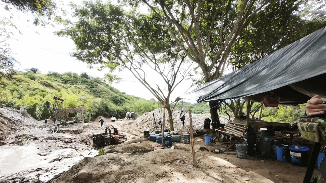 Según información de inteligencia, la infraestructura pertenecería al Ejército de Liberación Nacional, grupo señalado de financiarse mediante economías ilegales en la región.