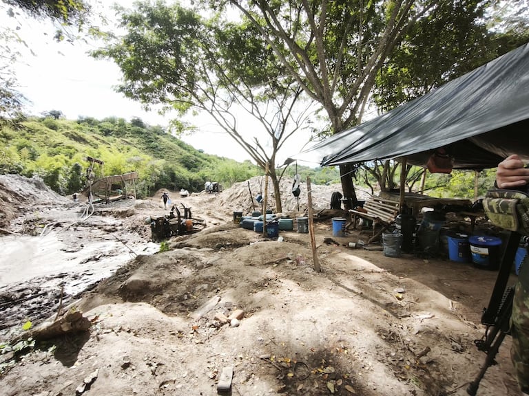 Según información de inteligencia, la infraestructura pertenecería al Ejército de Liberación Nacional, grupo señalado de financiarse mediante economías ilegales en la región.