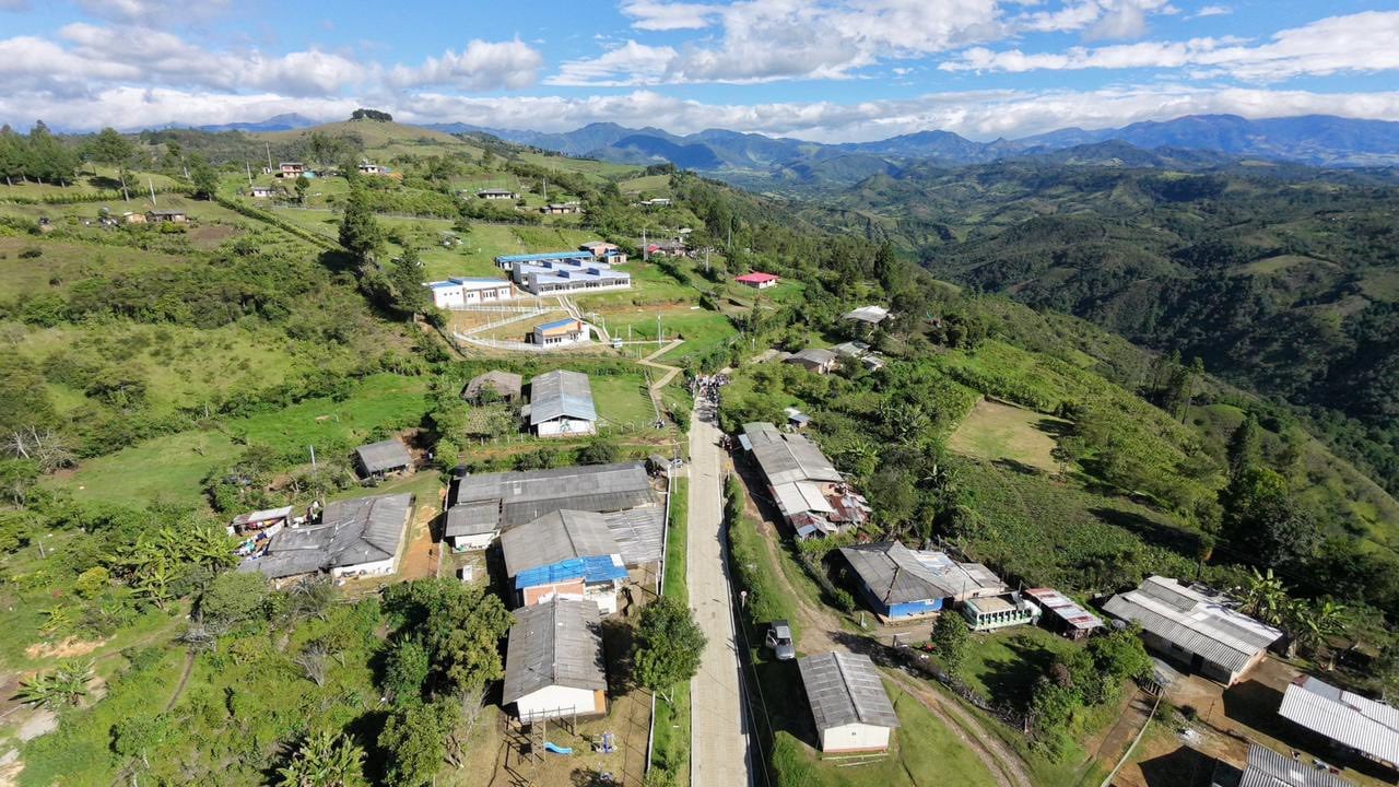 Se confirmó que la gobernación del Cauca impulsa el desarrollo económico y social del territorio con el mejoramiento de una vía clave para la integración regional.