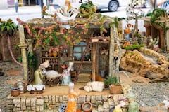 El pesebre gigante enseña cómo reutilizar materiales y fomentar la creatividad durante la Navidad.
