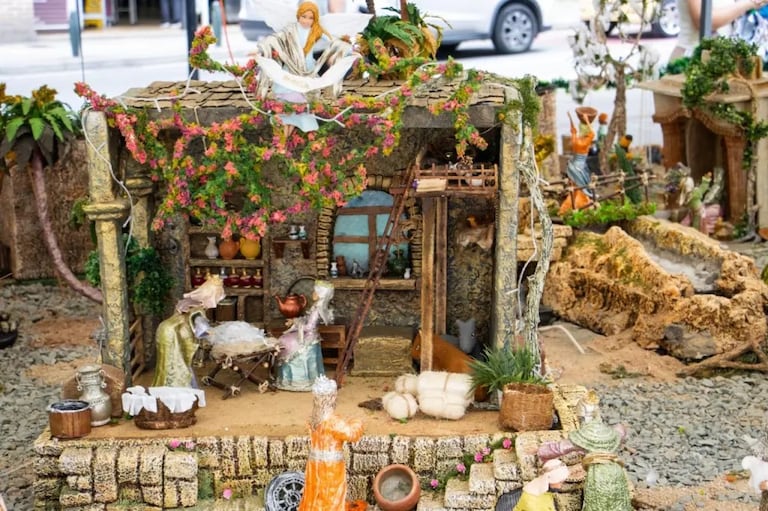 El pesebre gigante enseña cómo reutilizar materiales y fomentar la creatividad durante la Navidad.