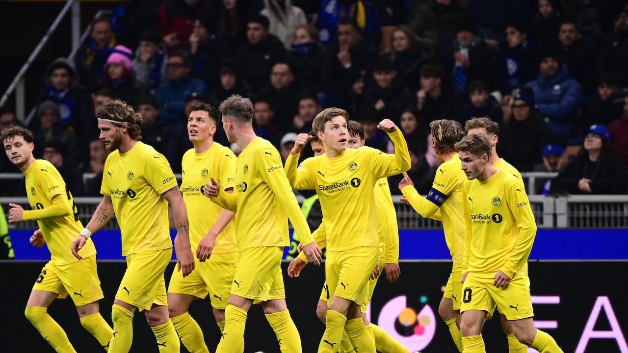El delantero noruego #10 del Bodo/Glimt, Jens Hauge (3D), celebra el primer gol de su equipo durante el partido de vuelta de la eliminatoria de la UEFA Champions League entre el Inter de Milán y el Bodo/Glimt en el estadio San Siro de Milán, en el norte de Italia, el 24 de febrero de 2026. (Foto de PIERO CRUCIATTI / AFP)