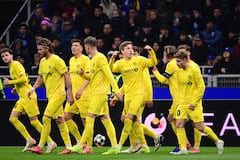El delantero noruego #10 del Bodo/Glimt, Jens Hauge (3D), celebra el primer gol de su equipo durante el partido de vuelta de la eliminatoria de la UEFA Champions League entre el Inter de Milán y el Bodo/Glimt en el estadio San Siro de Milán, en el norte de Italia, el 24 de febrero de 2026. (Foto de PIERO CRUCIATTI / AFP)