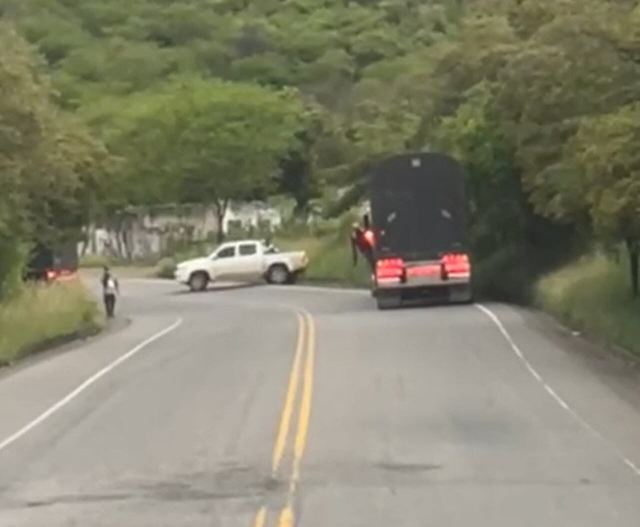 Los disidentes de las Farc ejecutaron un retén en la vía Popayán-Pasto para después apoderarse de las dos tractomulas.