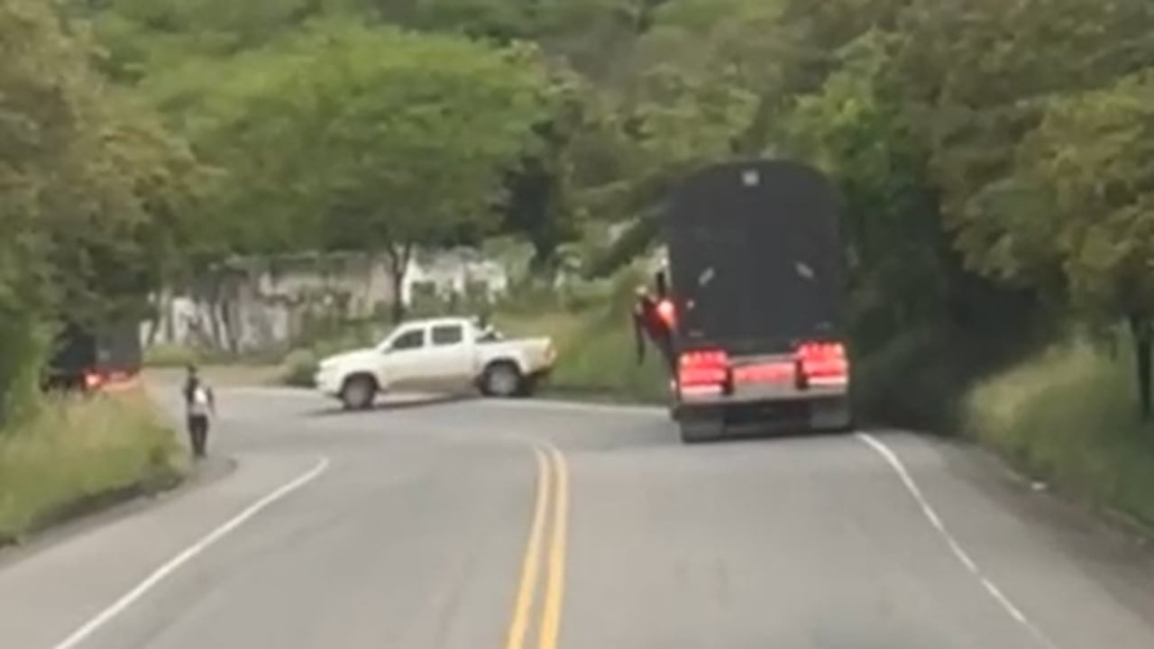 Los disidentes de las Farc ejecutaron un retén en la vía Popayán-Pasto para después apoderarse de las dos tractomulas.