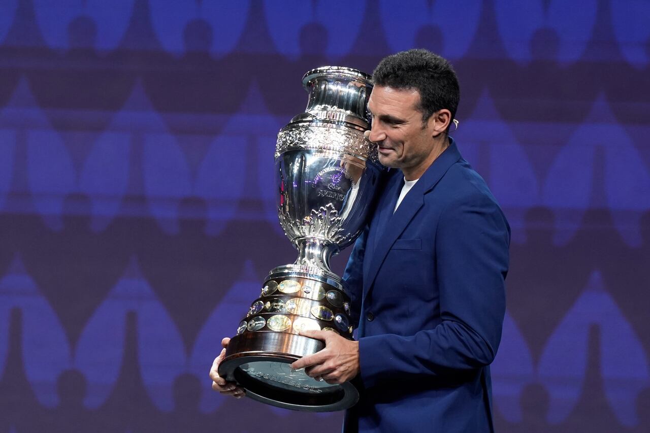 El entrenador de fútbol de Argentina, Lionel Scaloni, lleva el trofeo de la Copa América durante la ceremonia del sorteo del torneo de fútbol Copa América, el jueves 7 de diciembre de 2023, en Miami. El torneo de 16 naciones se jugará en 14 ciudades de Estados Unidos comenzando con el primer partido de Argentina en Atlanta el 20 de junio de 2024. (Foto AP/Lynne Sladky)