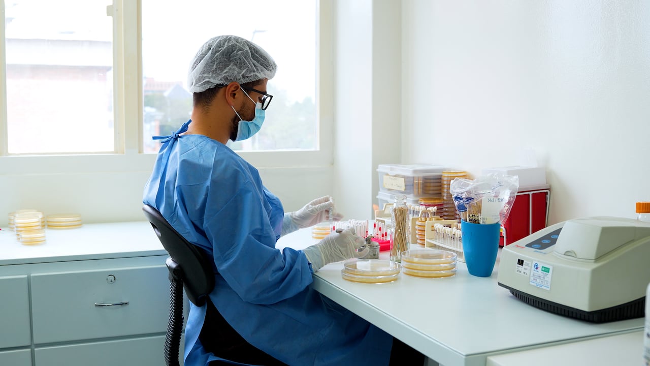 Colombia hoy es líder en la estrategia de vigilancia basada en comunidad. El país cuenta con más de 10.000 agentes comunitarios, gestores y vigías de la salud formados por el Instituto Nacional de Salud