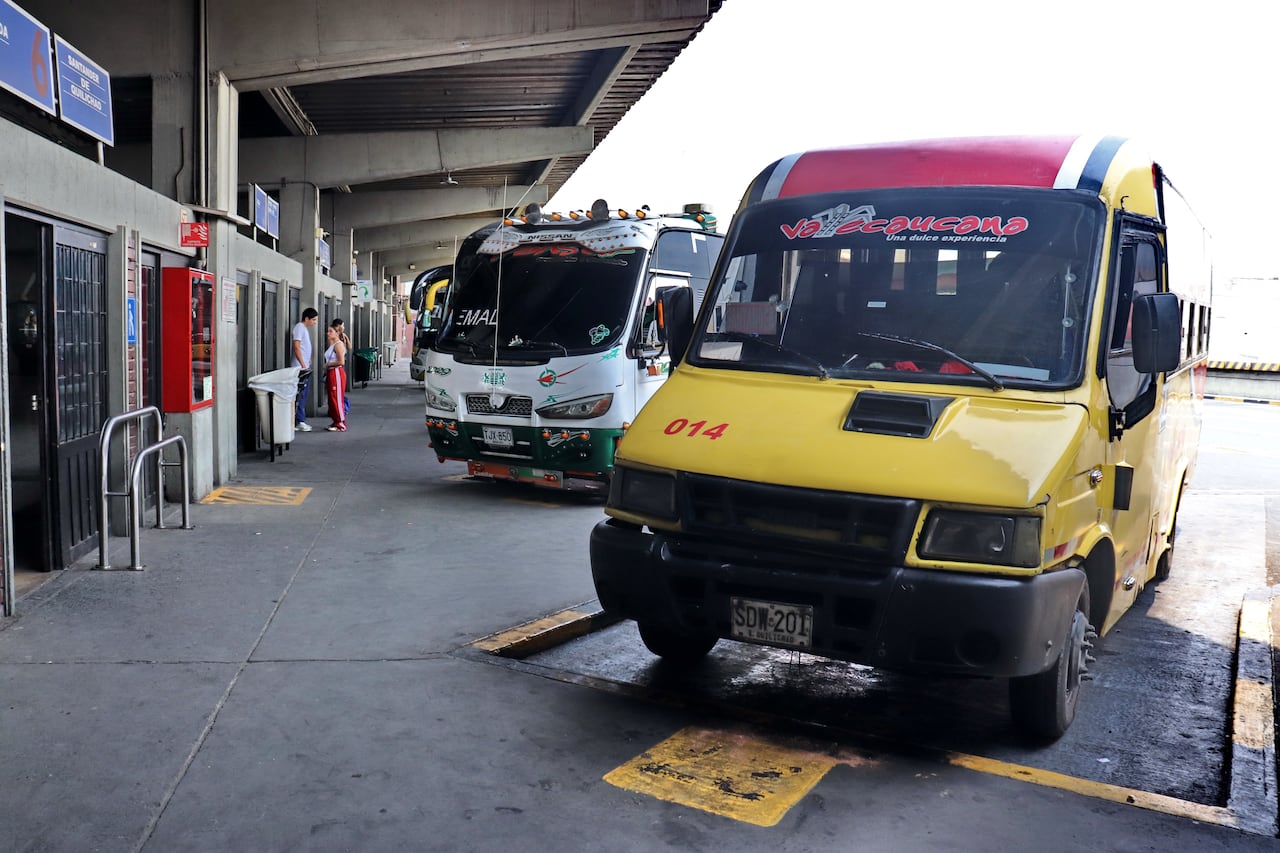 Buses intermunicipales en la terminal de transportes de Cali. Los precios de los pasajes tuvieron aumentos de hasta el 71%