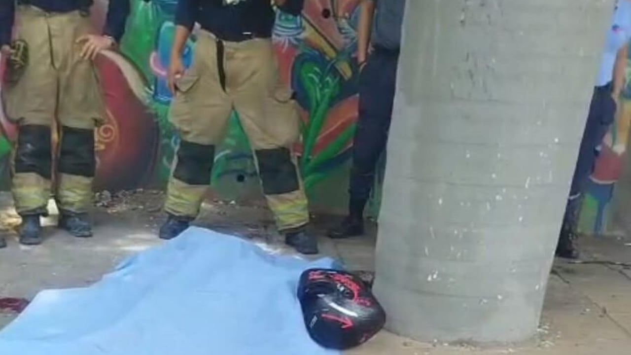 El cuerpo sin vida del hombre quedó en inmediaciones de la Biblioteca Departamental.