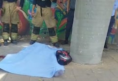 El cuerpo sin vida del hombre quedó en inmediaciones de la Biblioteca Departamental.