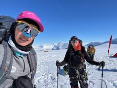 Ana María Giraldo y Ana Isabel Bustamante culminaron con éxito el ascenso a una de las montañas más frías del mundo.