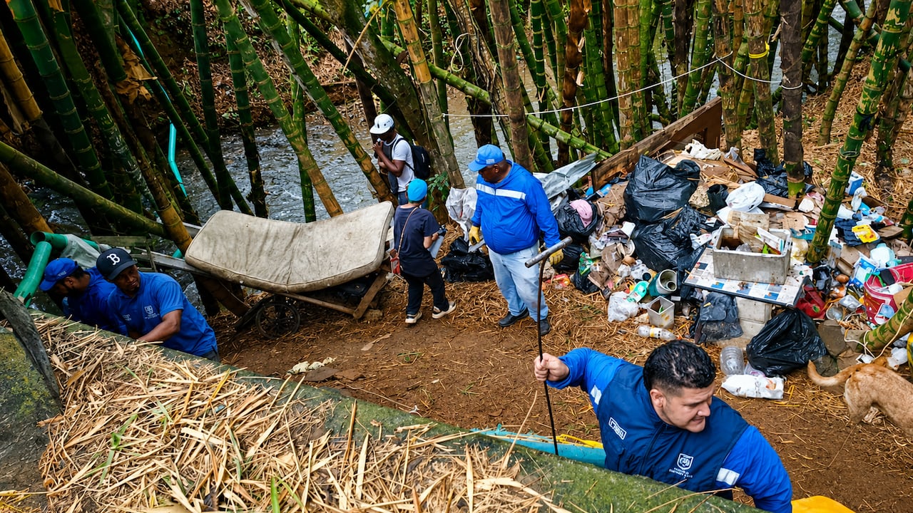 Trabajadores y miembros de la comunidad retiraron residuos sólidos acumulados en la ribera del río Meléndez, en el Bosque Urbano El Ingenio, uno de los principales corredores ambientales del sur de Cali.