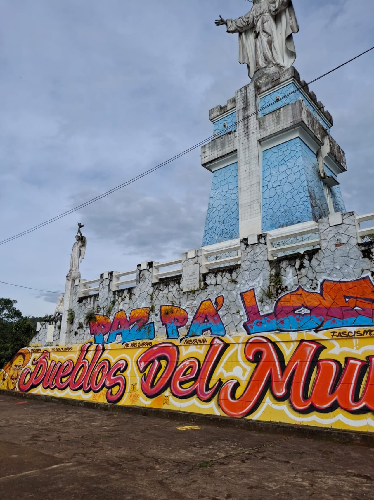 Grafitis con mensajes políticos aparecieron en diferentes estructuras del monumento a la Virgen de Yanaconas.