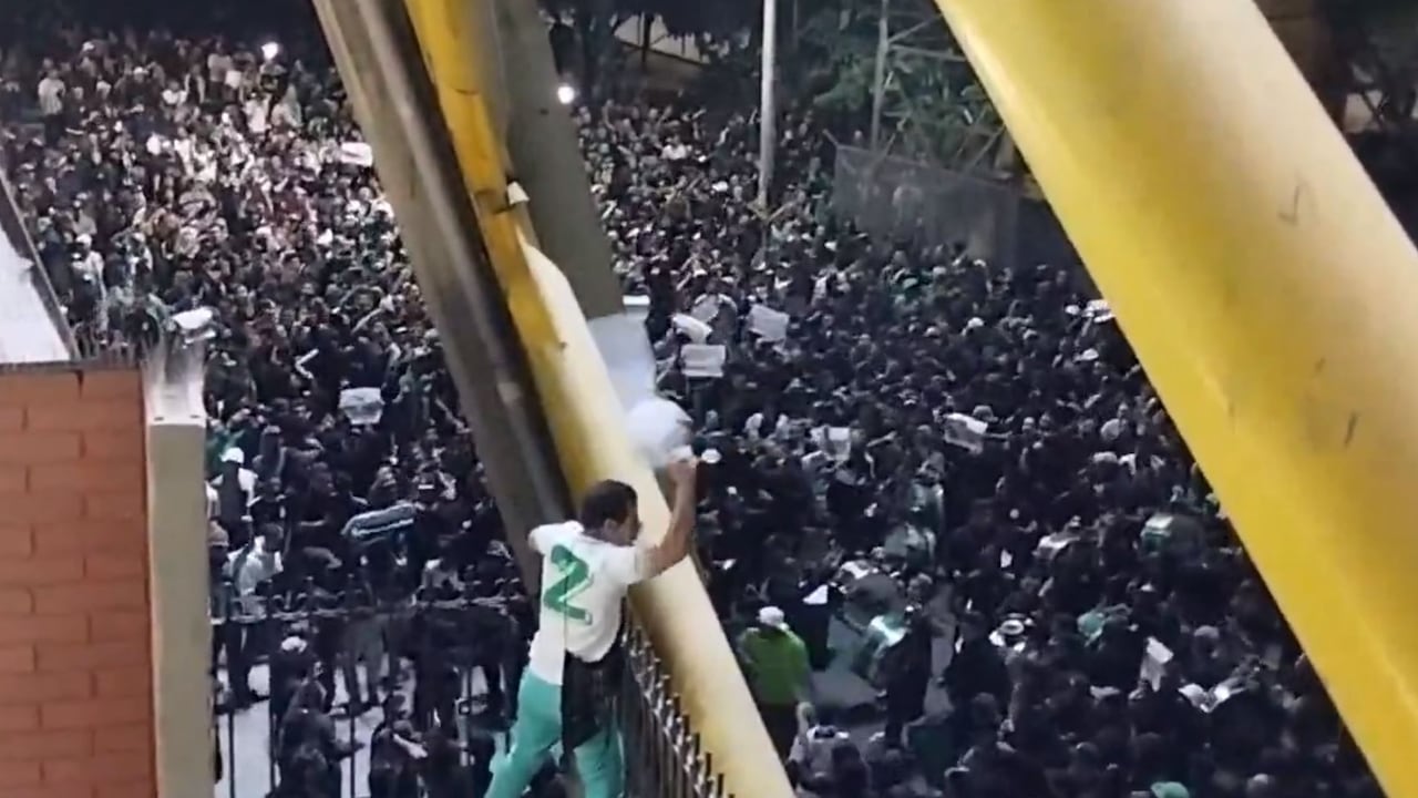 Hinchas del Atlético Nacional protestas por la mala situación del equipo, tras la eliminación de la Copa Libertadores 2024.