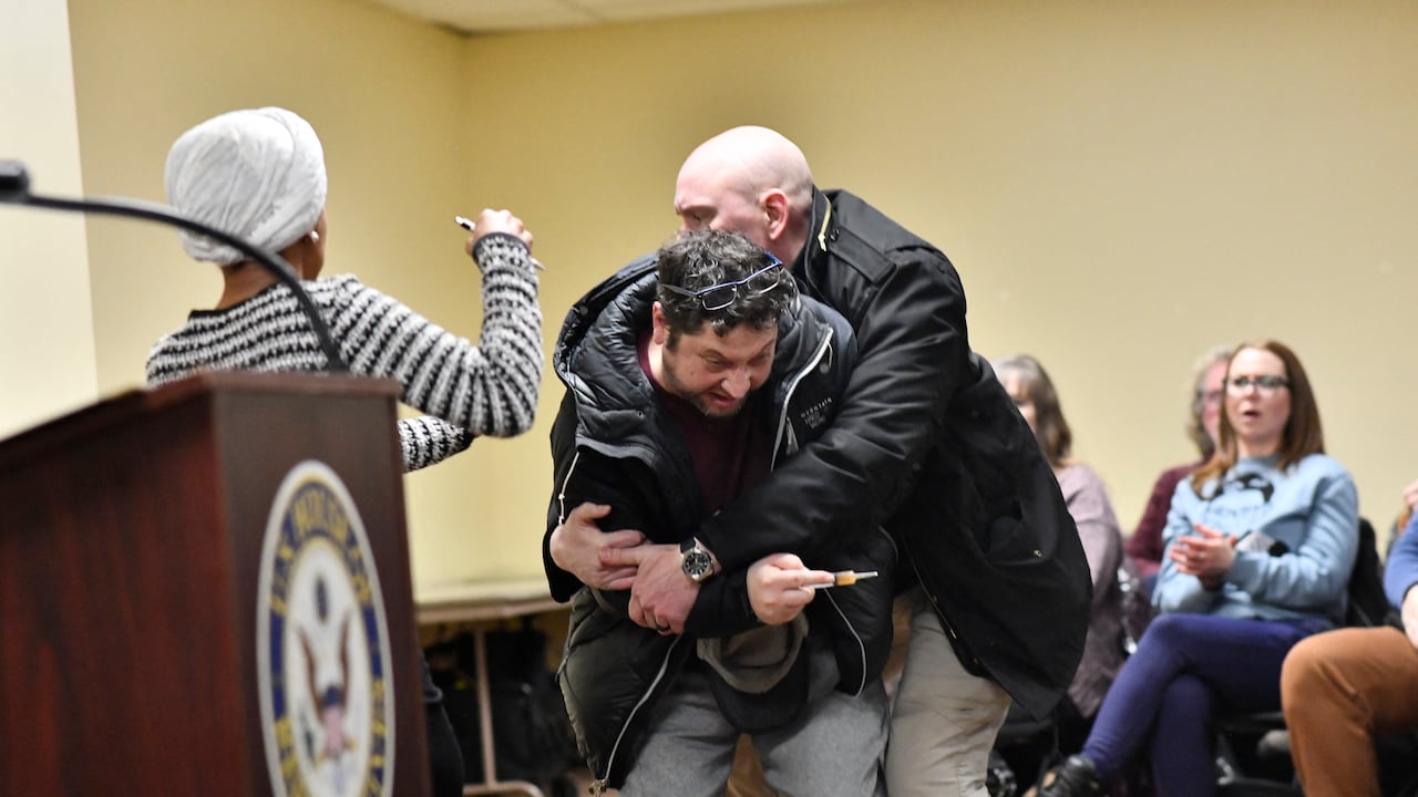 El hombre fue sacado del recinto mientras Omar, blanco frecuente de ataques del presidente Donald Trump, continuaba su discurso.
