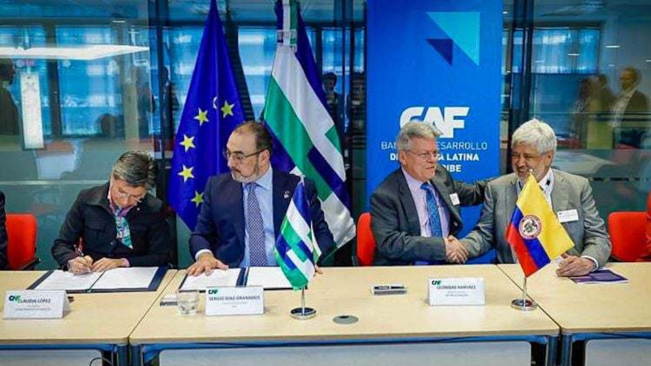 El Banco de Desarrollo de América Latina y el Caribe (CAF) y la Empresa Metro de Bogotá S.A. firmaron en Bruselas (Bélgica) el convenio que se convierte en una línea de crédito para aportar en la financiación de la Línea 2 del Metro