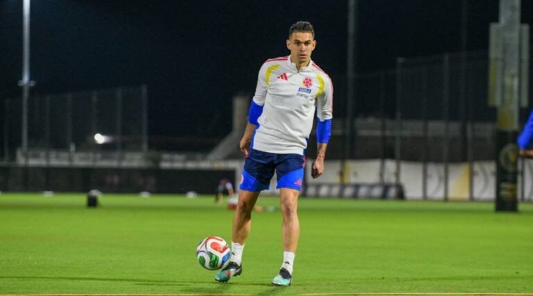 Rafael Santos Borré durante un entrenamiento con la Selección Colombia.