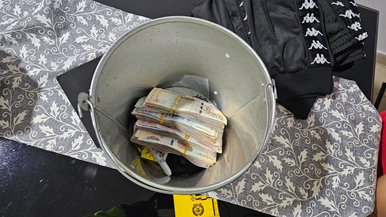 Los investigadores también encontraron dólares falsos durante los allanamientos.