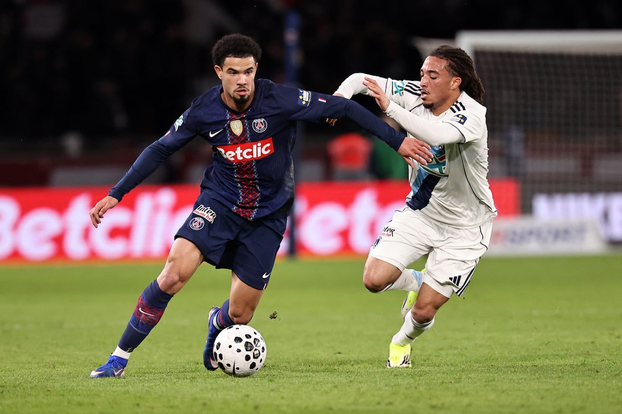 El centrocampista francés #33 del Paris Saint-Germain, Warren Zaire Emery (izq.), y el delantero estadounidense #19 del Paris FC, Luca Koleosho, luchan por el balón durante el partido de dieciseisavos de final de la Copa de Francia entre el Paris Saint-Germain (PSG) y el Paris FC en el estadio Parc des Princes en París el 12 de enero de 2026. (Foto de Anne-Christine POUJOULAT / AFP)