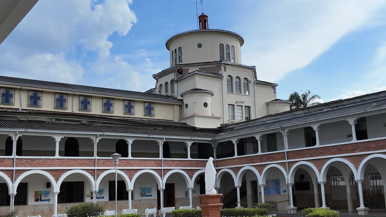 Así quedó parte de la capilla de La Milagrosa, en el sur de Cali.