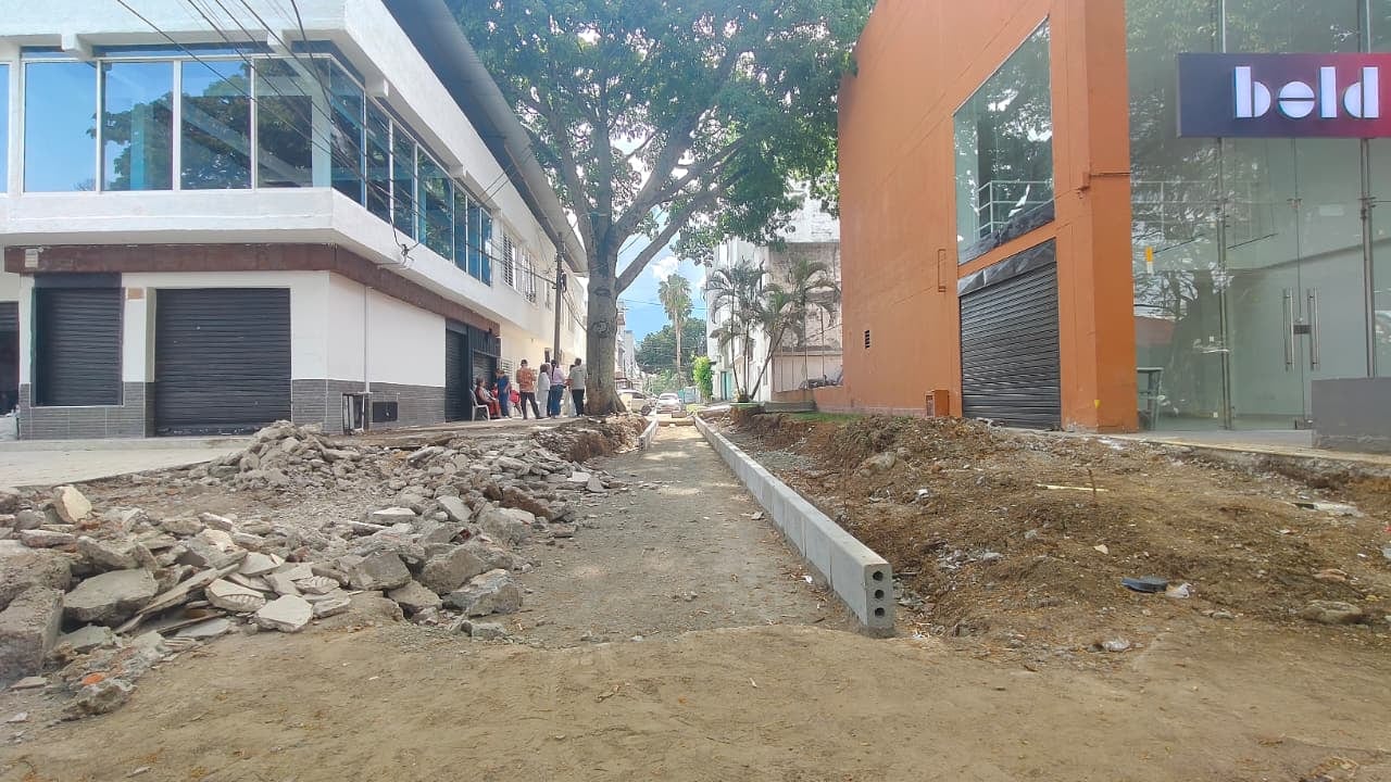 La Secretaría de Infraestructura asegura que la intervención cumple una orden judicial, pero la comunidad sigue cuestionando la pérdida de acceso vehicular.