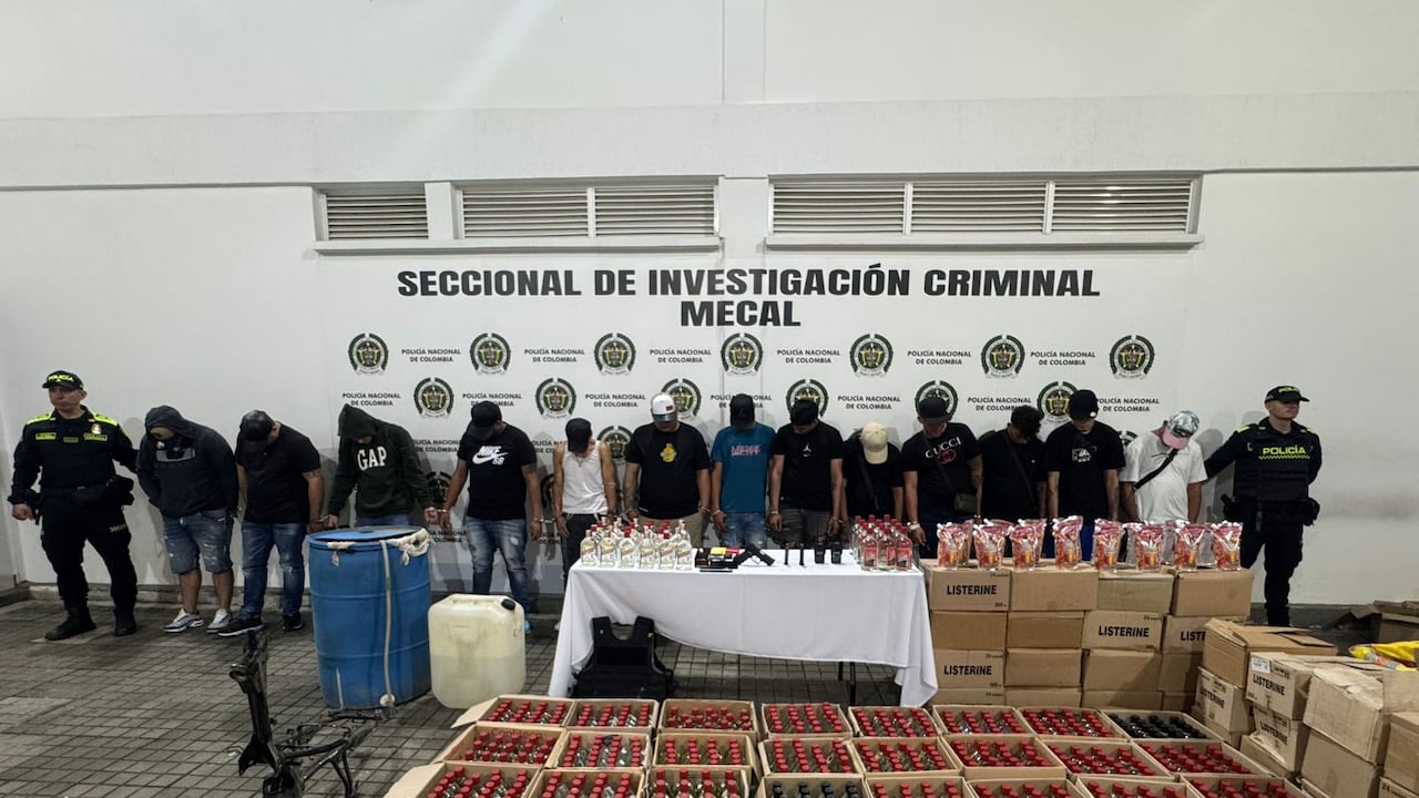 En el operativo resultaron capturadas 13 personas e incautadas 1.900 botellas listas para distribución