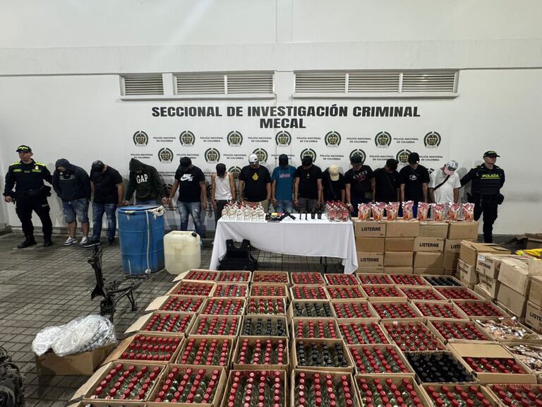 En el operativo resultaron capturadas 13 personas e incautadas 1.900 botellas listas para distribución
