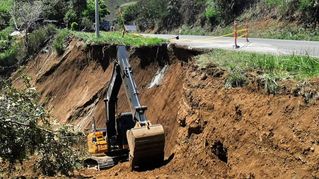 CIERRE DEL CARRIL IZQUIERDO ENTRE DAGUA Y LOBOGUERRERO POR HUNDIMIENTO