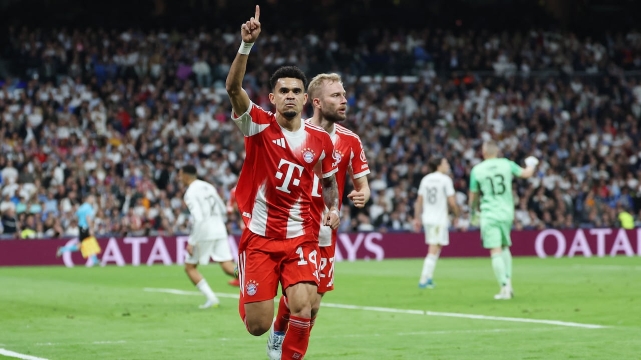 El delantero colombiano del Bayern de Múnich, Luis Díaz, número 14, celebra el primer gol durante el partido de ida de los cuartos de final de la Liga de Campeones de la UEFA entre el Real Madrid CF y el FC Bayern de Múnich en el estadio Santiago Bernabéu de Madrid, el 7 de abril de 2026. (Foto de Thomas COEX / AFP)