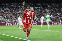 El delantero colombiano del Bayern de Múnich, Luis Díaz, número 14, celebra el primer gol durante el partido de ida de los cuartos de final de la Liga de Campeones de la UEFA entre el Real Madrid CF y el FC Bayern de Múnich en el estadio Santiago Bernabéu de Madrid, el 7 de abril de 2026. (Foto de Thomas COEX / AFP)