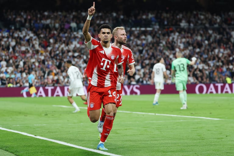 El delantero colombiano del Bayern de Múnich, Luis Díaz, número 14, celebra el primer gol durante el partido de ida de los cuartos de final de la Liga de Campeones de la UEFA entre el Real Madrid CF y el FC Bayern de Múnich en el estadio Santiago Bernabéu de Madrid, el 7 de abril de 2026. (Foto de Thomas COEX / AFP)