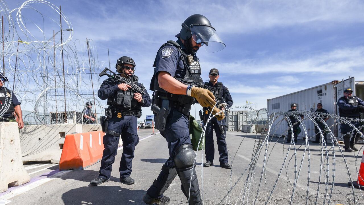 Agentes fronterizos y soldados del ejército de Estados Unidos participan en un simulacro antidisturbios en el puente internacional 2 que une las ciudades de Piedras Negras (México) y Eagle Pass (Estados Unidos).