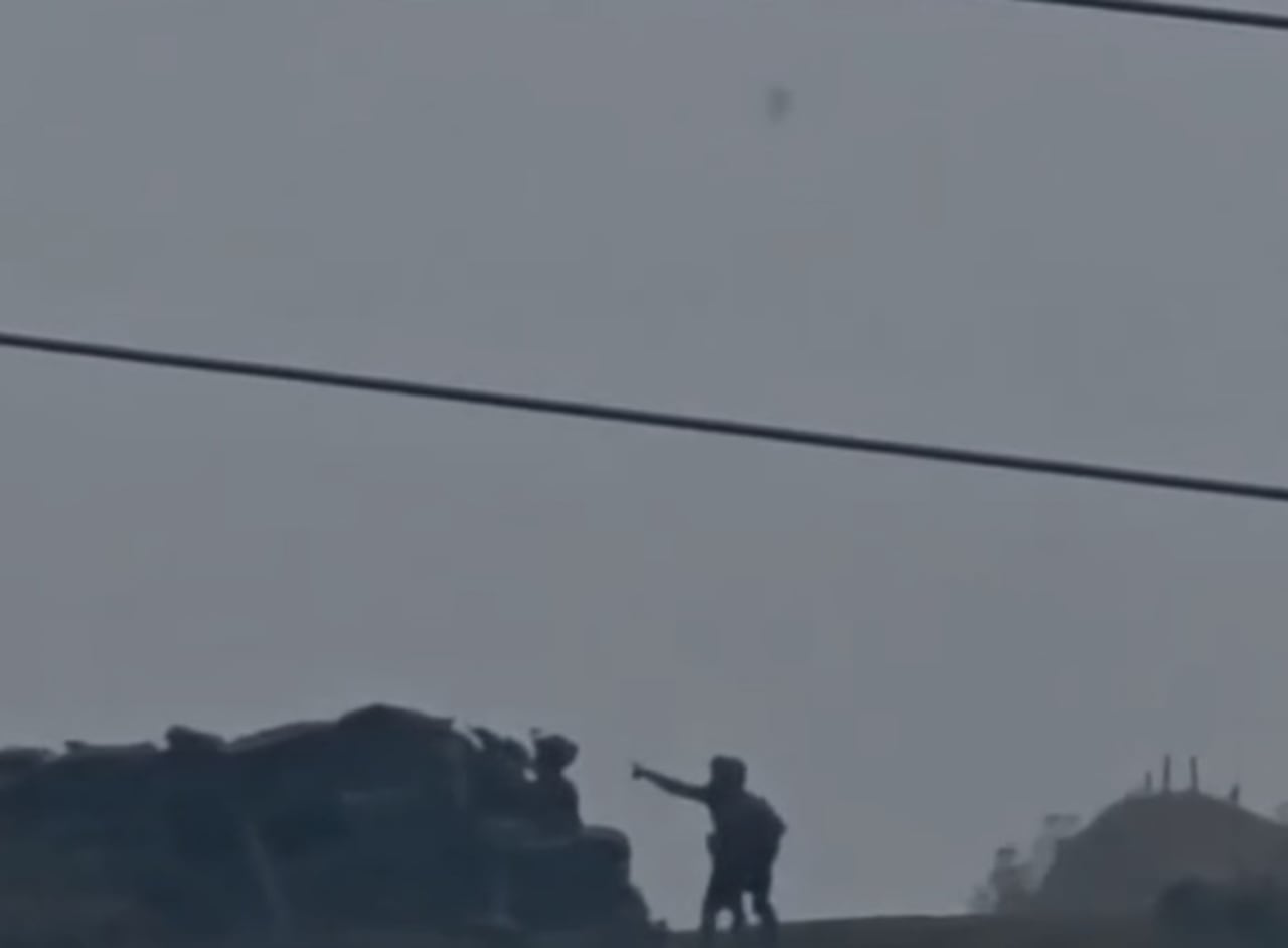 La escena fue captada este viernes 28 de agosto mientras las tropas permanecían bajo ataque en la zona alta de Jambaló, en medio de la confrontación armada que afecta al norte del Cauca.