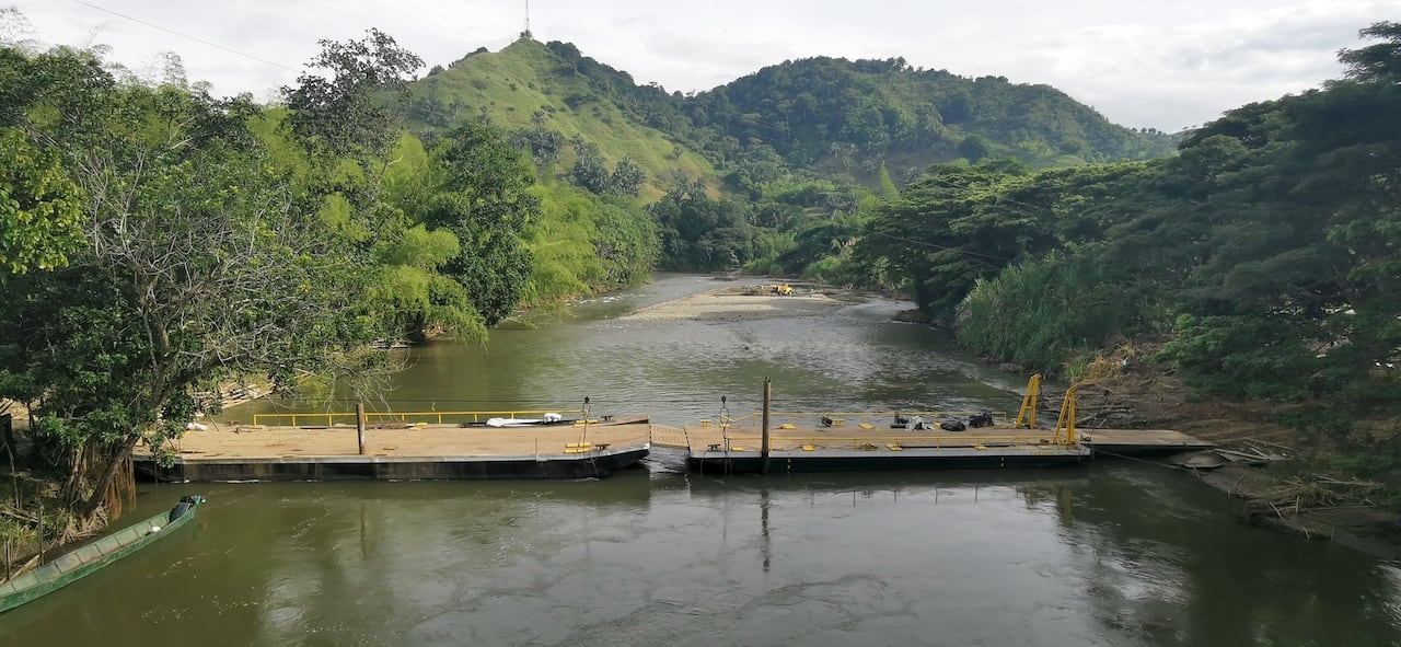 Cali: A partir de este fin de semana queda comunicado nuevamente el departamento del Valle y el Quindío en su paso por el río la Vieja luego de que entre funcionamiento un Ferry sobre el río que permite el paso para carros pequeños y livianos. Se presentara paso controlado y tendrá un costo. El ferry estará ubicado a unos 300 mt de donde se cayó el puente hace dos meses. Foto José L Guzmán. EL País, junio 15-23
