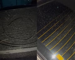 Los vehículos que se movilizan por Timbío termina "arropados" por la ceniza volcánica, fenómeno que se intensificó en las horas de la noche de este jueves 11 de diciembre de 2025.