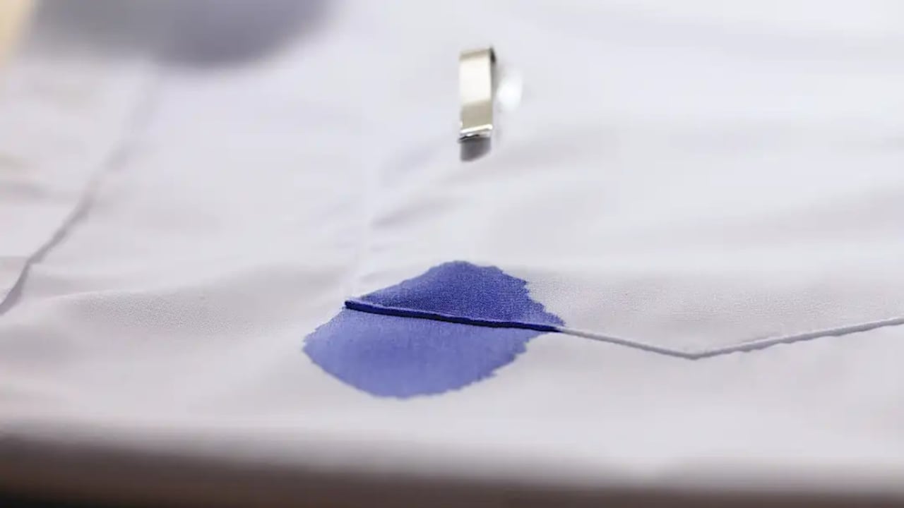 La composición de la tinta puede variar según el tipo de bolígrafo o tinta que haya causado la mancha.