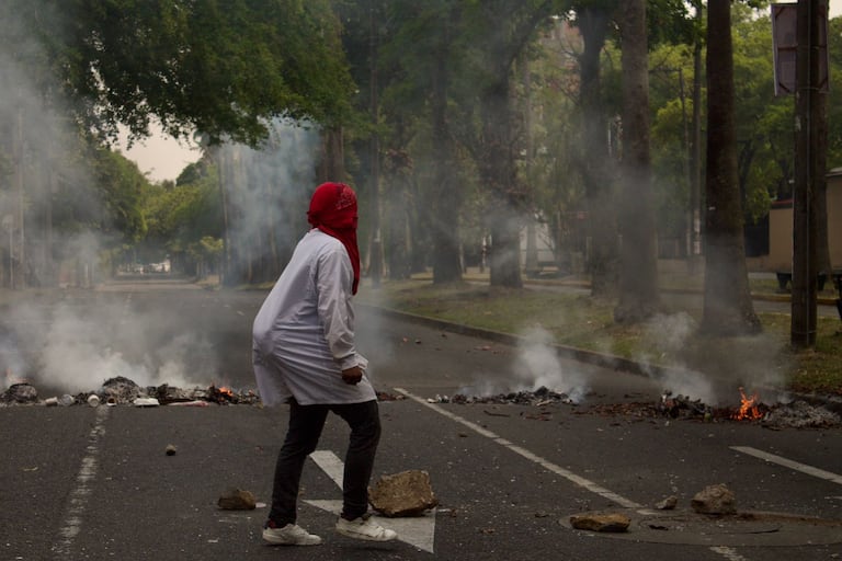 Los bloqueos en el sur de Cali han paralizado el tránsito en corredores principales como la Avenida Pasoancho y la Carrera 100. Los desvíos del MÍO y los cierres preventivos en torno a la Universidad del Valle han afectado la movilidad de miles de personas y alterado la rutina de toda la zona.