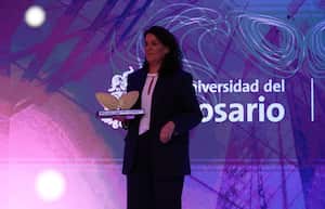 Christine Armitage, gerente de Mercadeo y Comunicaciones de Sidoc, recibió el premio en representación de la empresa.