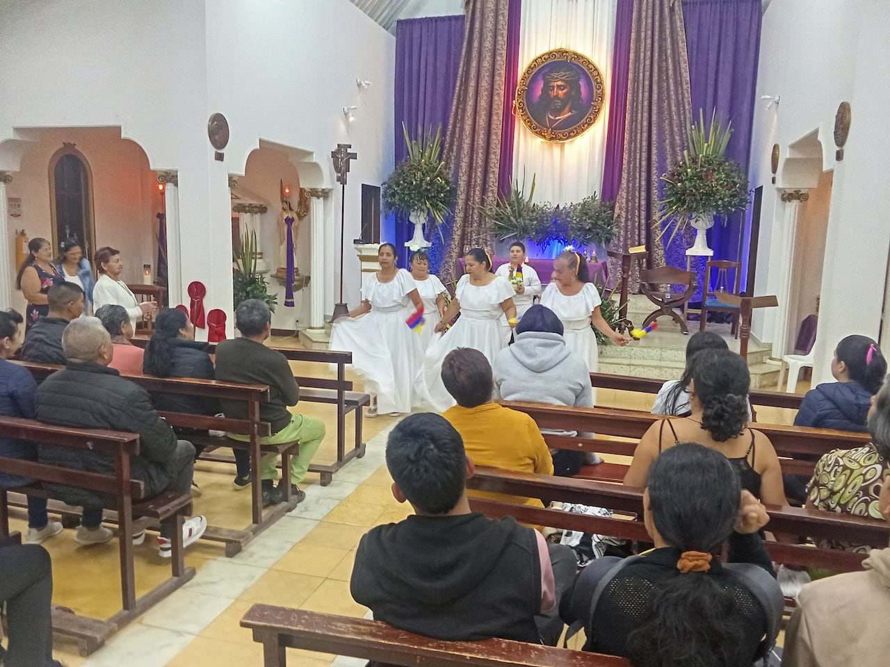 El padre Óscar Páez lidera desde 2024 la parroquia Iglesia San Antonio de Padua, en el barrio Los Sauces de Popayán.